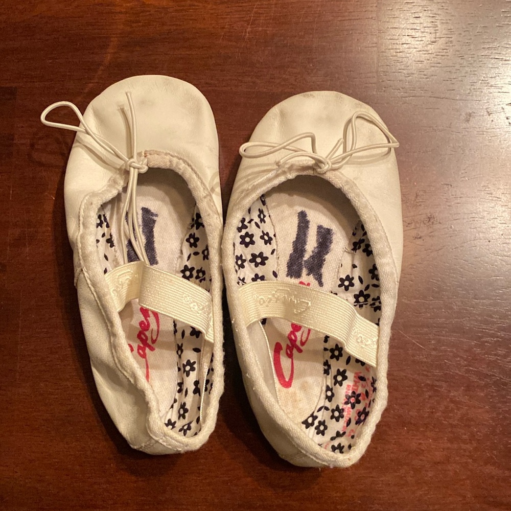 Girls white 9 1/2 youth ballet shoes.